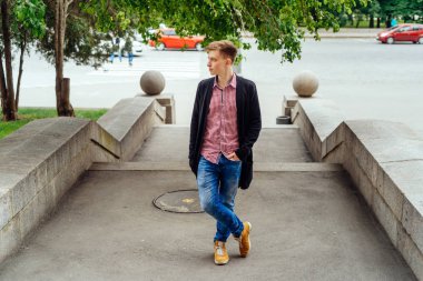 Ekose gömlek, kot pantolon ve ceket kentin açık havada, genç yakışıklı trendy adam portresi tam Gövde uzunluğu