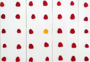 Üstten görünüm olan tatlı taze organik ahududu ve bir sarı ahududu, boş alan satır. Beyaz ahşap arka plan boşluk ile taze çilek. Yaz ve sağlıklı gıda kavramı düz