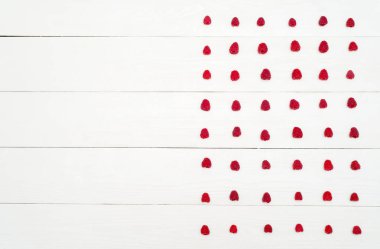 Üstten görünüm olan tatlı taze organik ahududu, boş satır. Beyaz ahşap arka plan boşluk ile taze çilek. Yaz ve sağlıklı gıda kavramı düz