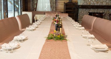 Akşam yemeği tablosunda beyaz boş plaka üzerinde bej peçete bulanıklık. Sofra Restaurant, seçici odak. Tablo düğün ziyafet için hizmet, görünümü kapatın. 