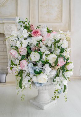 Yapay iç, boş alan duvara yakın katta beyaz antika Vazoda Çiçekler buket