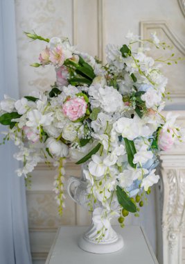 Yapay duvar iç, ücretsiz uzayda yakınındaki beyaz antika Vazoda Çiçekler buket