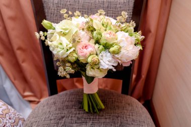 Güzel düğün sandalye kapalı, pencere yakınındaki boş alan tutuyoruz taze beyaz ve pembe gül buketi. Gelin buketi, yakın