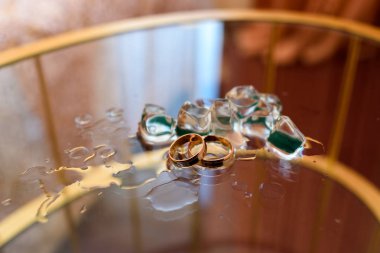 Cam masa kopya alanı ile buz küpleri ile altın alyans