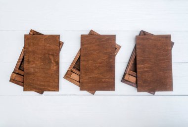 Boş boş ahşap kutular hediye ya da usb sopa, boş alan ile fotoğraf için. Ambalaj fotoğraf ve beyaz ahşap arka plan üstünde Usb götürmek için. Bilgi ve mail kavramı