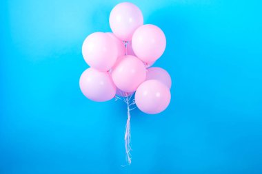 Pembe Doğum günü balonları kopya alanı metin için mavi (Camgöbeği) zemin üzerine. Pembe pastel parti balonu, boş alan. Aşk, mutluluk, Sevgililer, düğün balayı konsepti. Mutlu tatil uçan balonlar