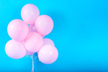 Pembe Doğum günü balonları kopya alanı metin için mavi (Camgöbeği) zemin üzerine. Pembe pastel parti balonu, boş alan. Aşk, mutluluk, Sevgililer, düğün balayı konsepti. Mutlu tatil uçan balonlar