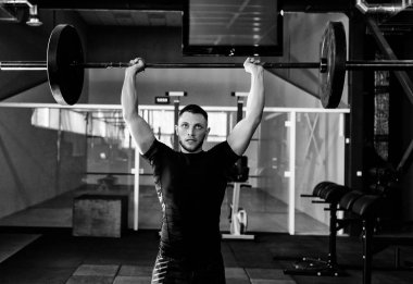 Genç atlet spor salonunda halter kaldırma uygun. Spor salonu Eğitim 