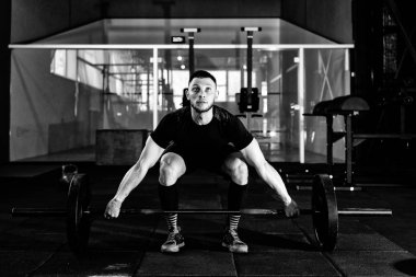 Uygun genç atlet spor salonunda halter kaldırma sakallı. Spor salonu Eğitim. Tam vücut uzunluğu portre