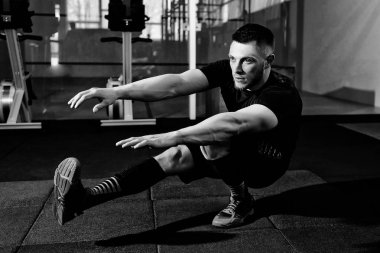 Spor salonunda bir bacak üzerinde tabanca yapan kas sakallı erkek ağız kavgası