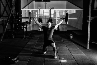 Uygun genç atlet spor salonunda halter kaldırma sakallı. Spor salonu Eğitim. Tam vücut uzunluğu portre