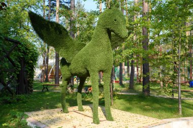 Pegasus figürü yeşil çim çimen parkta, boş alan yapılmış. Yeşil çimen çiçek pegasus, peyzaj tasarımı kaplı. Çimen Şekil, pegasus, çiçek şekil