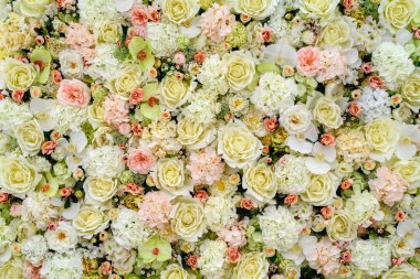 Yapay çiçekler çok güzel arka plan düğün sahnesi, boş alan için. Çiçek arka plan, kopya alanı, yukarıdan görüntüleyin. Sevgililer günü, Woman's Day (8 Mart), anneler günü için tatil tebrik kartı