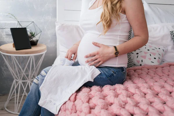 Mujer Embarazada Joven Camisa Blanca Jeans Sentados Cama Casa Tocándose — Foto de Stock