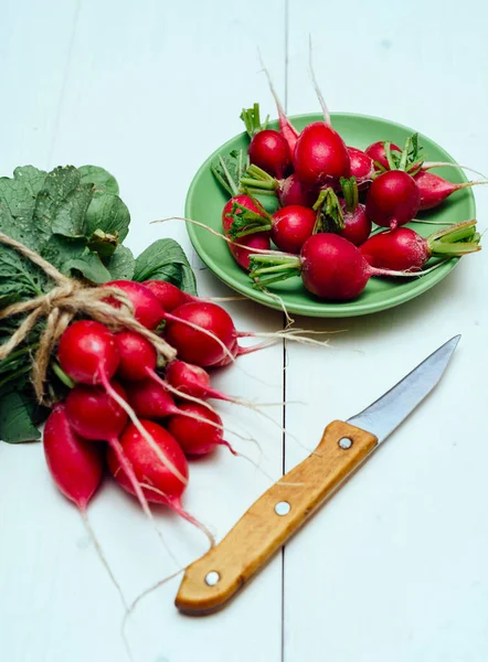 Ramo Rábano Rojo Orgánico Fresco Con Tapas Hojas Verdes Cerca —  Fotos de Stock