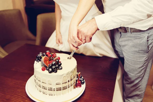 부부는 신선한 과일로 케이크를 신부와 결혼식 케이크를 — 스톡 사진