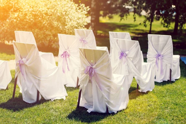 Chaises Pour Cérémonie Avec Cape Satin Blanc Ruban Violet Sur — Photo