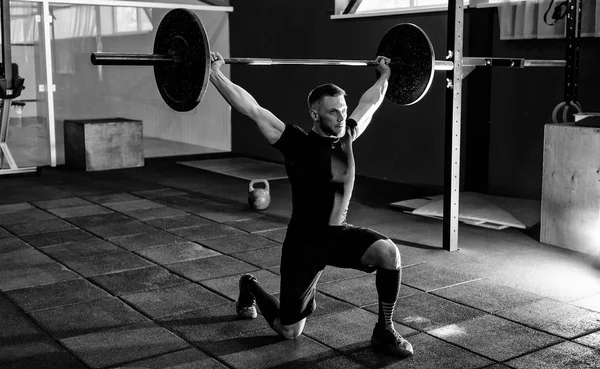 Apto Jovem Atleta Levantando Barra Ginásio Treinamento Ginástica — Fotografia de Stock