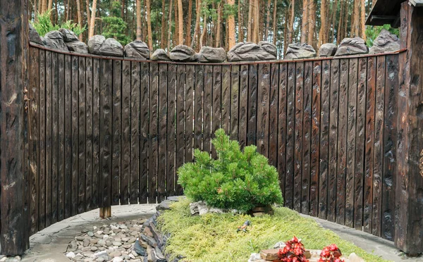 Textura Valla Madera Tallada Decorativa Con Bosque Pinos Fondo Espacio —  Fotos de Stock