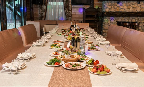 Nakrycie Stołu Restauracji Ślubne Stołu Biesiadnego Szklanki Talerze Posiłek Czeka — Zdjęcie stockowe