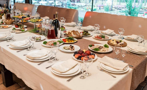 Bruiloft Tabel Instellen Selectieve Aandacht Restaurant Tafel Met Voedsel Cateringservice — Stockfoto