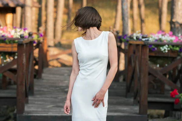 Ευτυχής Όμορφη Νεαρή Γυναίκα Λευκό Φόρεμα Χορό Στην Ξύλινη Εξέδρα — Φωτογραφία Αρχείου