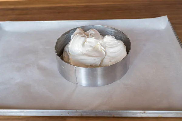 Pasta Pişirme Parşömen Kağıt Tepsisiyle Üzerinde Hamur Ile Pişirme Için — Stok fotoğraf