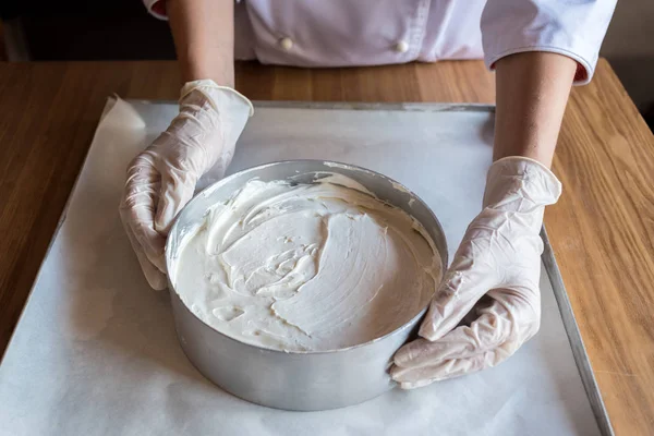 Cocinera Femenina Guantes Goma Que Sostiene Forma Para Hacer Pastel — Foto de Stock