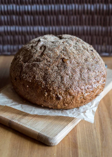 Φρεσκοψημένο Σπιτικό Ψωμί Ξύλινη Σανίδα Ρουστίκ Στρογγυλό Καρβέλι Ψωμί Ξύλο — Φωτογραφία Αρχείου