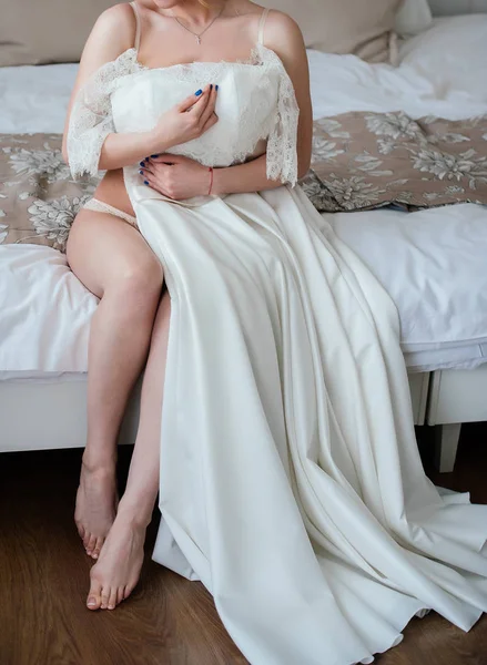 Gyönyörű Menyasszony Fehérnemű Ágyon Gazdaság Esküvői Ruha Menyasszony Reggel Esküvő — Stock Fotó