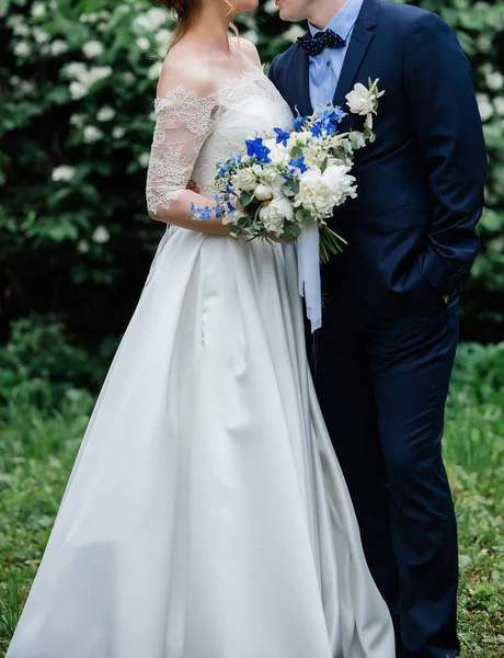 Невеста Жених Обнимаются Парке Возле Жасминового Куста Жених Обнимает Невесту — стоковое фото