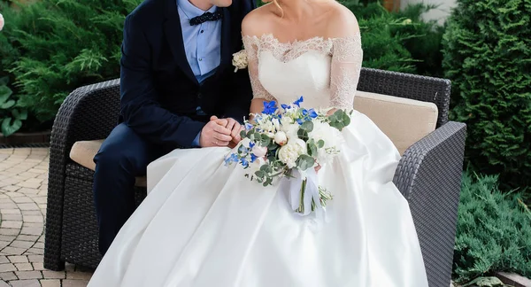 Vőlegény Menyasszony Kanapén Kézen Fogva Közelkép Menyasszony Fehér Csipke Ruha — Stock Fotó