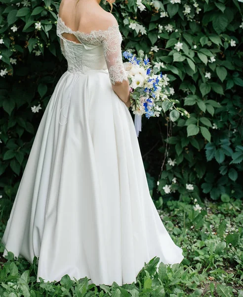 Krásná Nevěsta Svatební Šaty Svatební Kytice Pivoněk Modré Květiny Zeleň — Stock fotografie