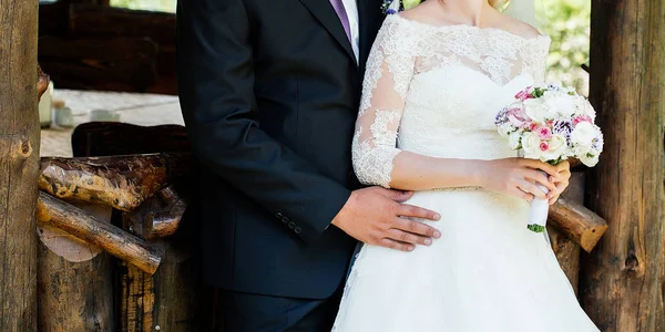 Schöne Braut Und Bräutigam Die Sich Hochzeitstag Freien Umarmen Hochzeitspaar — Stockfoto