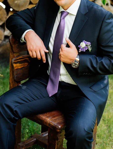 Elegáns Vőlegény Fekete Öltöny Nyakkendő Boutonniere Szabadban Vőlegény Székre Tartja — Stock Fotó