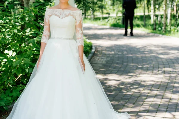 屋外結婚式前に公園で花婿を待っているシャクヤクのウェディング ブーケとウェディング ドレスの美しい花嫁 — ストック写真