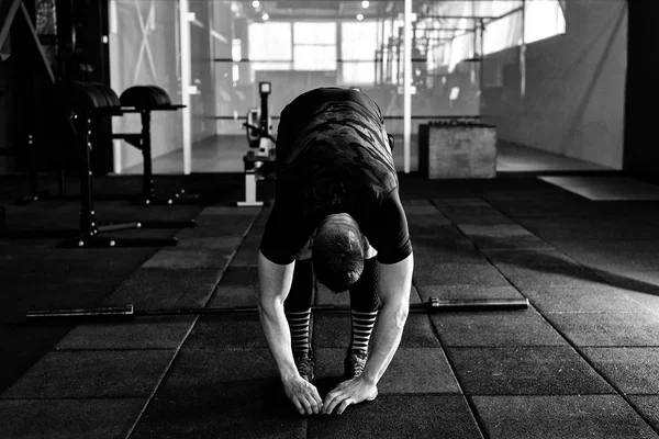 Jovem Preparando Músculos Antes Treino Exercício Atleta Muscular Homem Apto — Fotografia de Stock