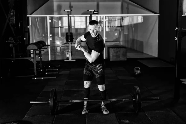 Fiatal Férfi Öltözött Fekete Pólót Mutatja Bicepsz Edzőteremben Sikoltozik Férfi — Stock Fotó