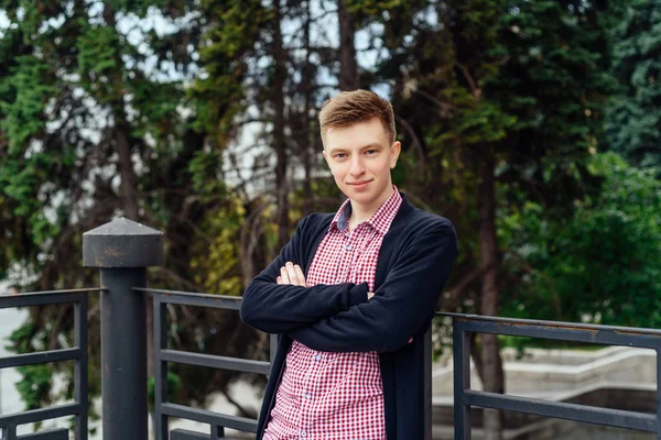 Portret Van Jonge Knappe Man Trendy Plaid Shirt Jas Staande — Stockfoto