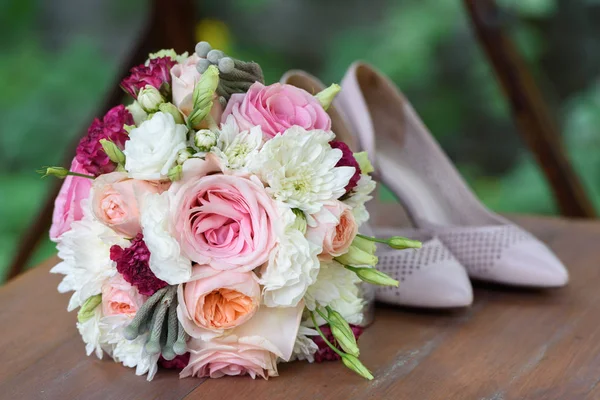 Buquê Casamento Fresco Perto Sapatos Noiva Borrão Fundo Madeira Closeup — Fotografia de Stock