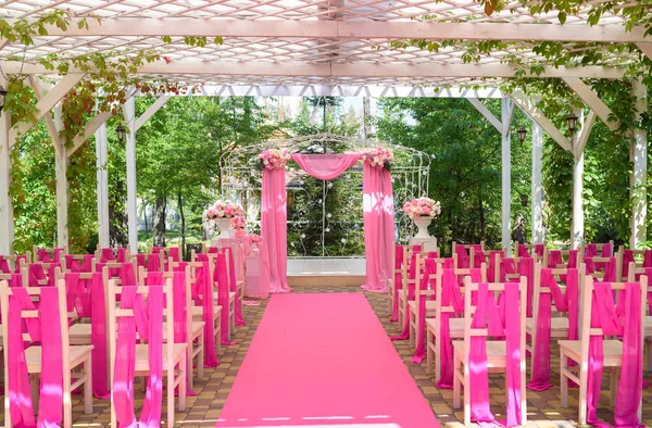 Место Свадебной Церемонии Розовом Цвете Свадебной Аркой Украшенной Цветами Розовой — стоковое фото