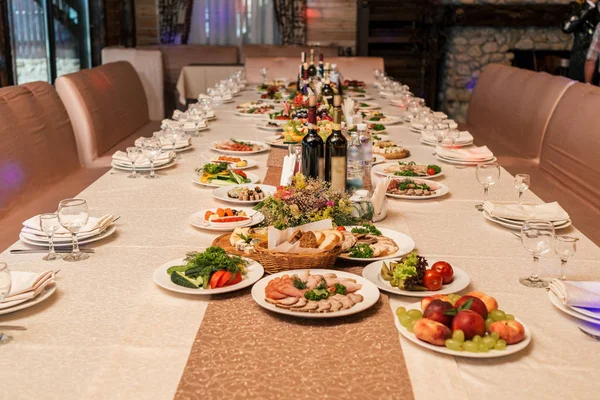 Ślubne Nakrycia Stołu Restauracja Stół Jedzeniem Usługi Cateringowe Uroczystości Ślubnej — Zdjęcie stockowe