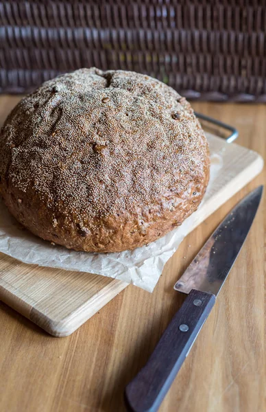 Φρεσκοψημένο Σπιτικό Ψωμί Στην Ξύλινη Σανίδα Μαχαίρι Ρουστίκ Στρογγυλό Καρβέλι — Φωτογραφία Αρχείου
