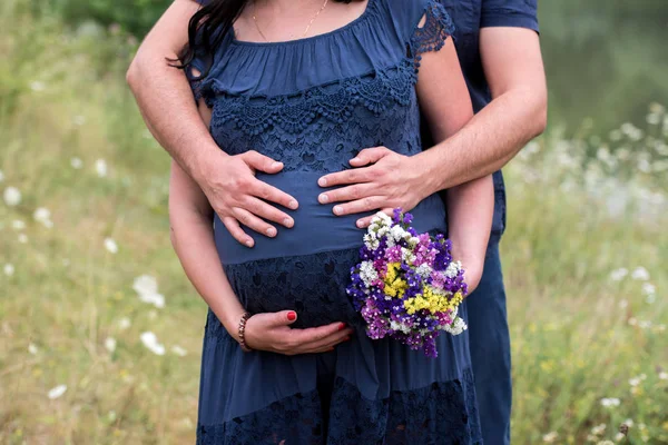 Gros Plan Des Mains Couple Humain Tenant Ventre Enceinte Extérieur — Photo