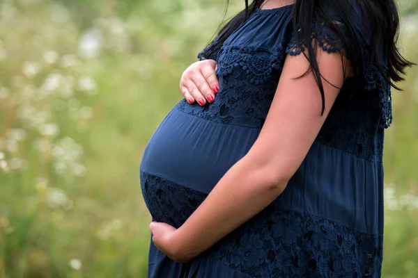 Mujer Embarazada Joven Vestido Azul Tocando Vientre Con Las Manos — Foto de Stock