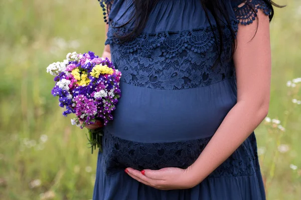 Primer Plano Vientre Mujer Embarazada Sosteniendo Las Manos Ramo Flores — Foto de Stock