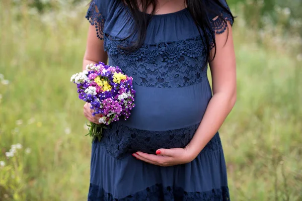 Primer Plano Vientre Mujer Embarazada Sosteniendo Las Manos Ramo Flores — Foto de Stock