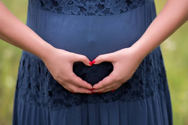 Primer Plano Las Manos Mujer Hacen Símbolo Del Corazón Vientre — Foto de Stock