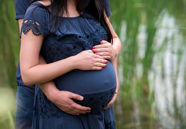 Primer Plano Pareja Humana Manos Que Sostienen Vientre Embarazada Aire — Foto de Stock