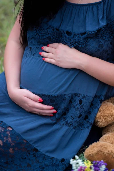 Mujer Embarazada Joven Vestido Azul Tocando Vientre Con Las Manos — Foto de Stock